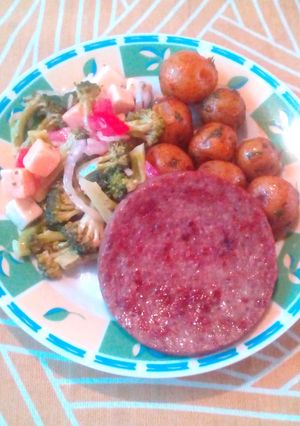 Una foto de Ensalada de brócoli con queso y papas salteadas