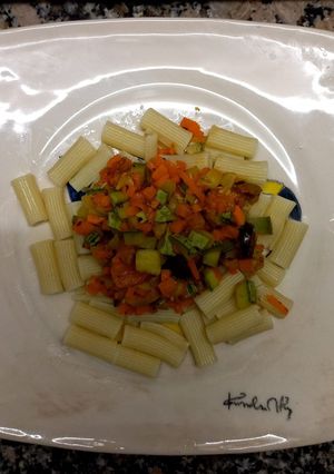 Una foto de Pasta con Revuelto de Vegetales y Aceitunas
