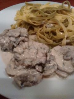 Gombás, tejszínes szűzpecsenye kétszínű tésztával recept fotója