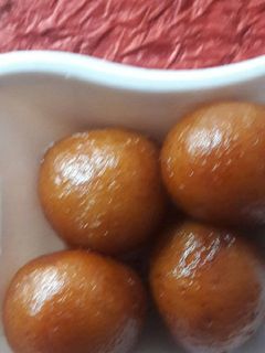 आलू के गुलाब जामुन (Aaloo ke gulab jamun recipe in hindi) रेसिपी मुख्य फोटो