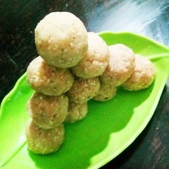 A picture of Til Mawa laddu.
