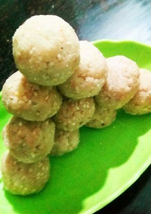 A picture of Til Mawa laddu.