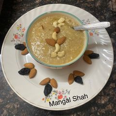 A picture of पौष्टिक गूळ दलिया.