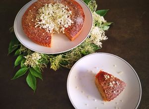 Foto di Ciambella morbida ai fiori di Sambuco e nocciole