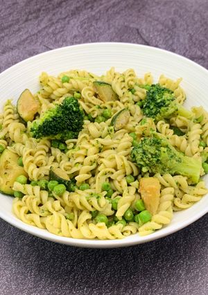 Une photo de Pâtes au pesto et légumes