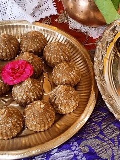 गुळ शेंगदाणा मोदक (gul shengdana modak recipe in marathi) रेसिपी चे मुख्य फोटो