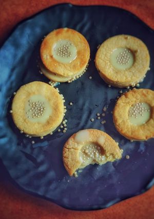 A picture of Condensed milk bikis.