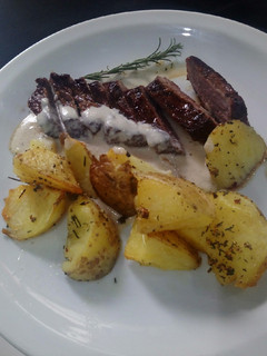 Una foto de Carne mechada con papas rotas