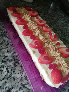 Una foto de Tarta de chocolate blanco y fresas