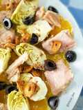 Ensalada de naranja con alcachofas, ventresca de atún y ajos fritos