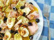 Una foto de ensalada de naranjas con atún