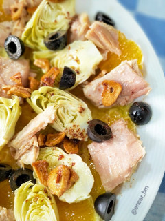 Una foto de Ensalada de naranja con alcachofas, ventresca de atún y ajos fritos