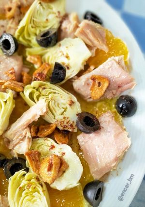Una foto de Ensalada de naranja con alcachofas, ventresca de atún y ajos fritos