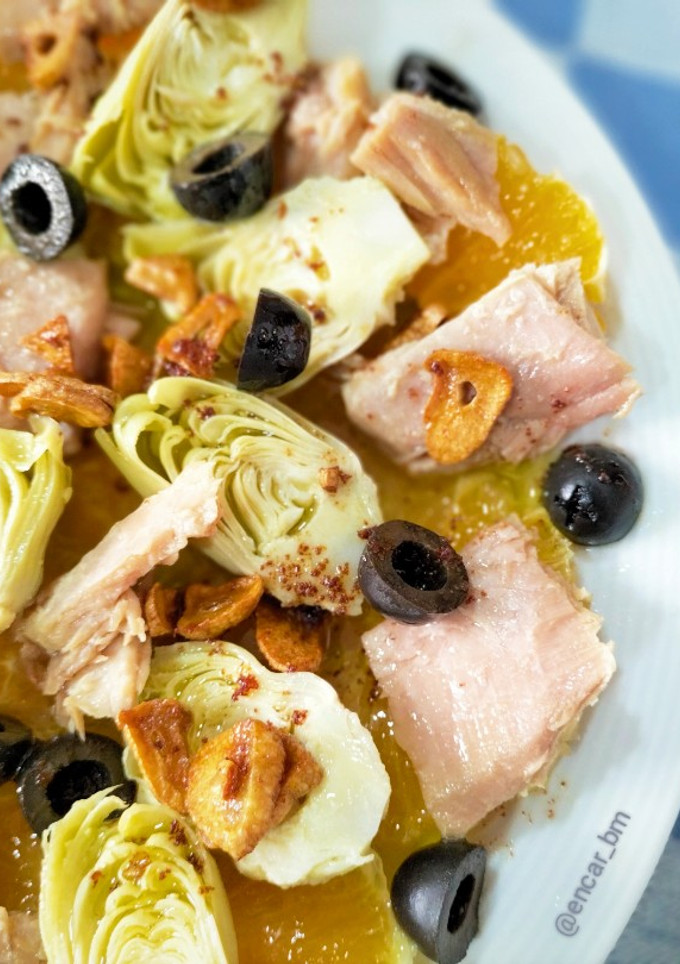 Una foto de Ensalada de naranja con alcachofas, ventresca de atún y ajos fritos
