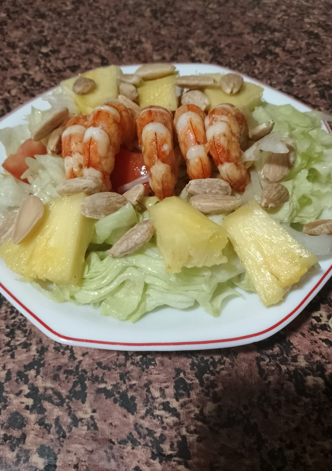Una foto de Ensalada de gambas y Piña