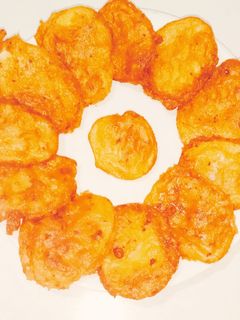 आलू पकोडा (aloo pakoda recipe in marathi) रेसिपी चे मुख्य फोटो