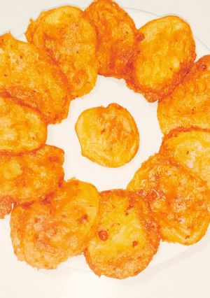 आलू पकोडा (aloo pakoda recipe in marathi) रेसिपी चे मुख्य फोटो 