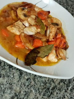 Una foto de Pollo con champiñones y zanahoria