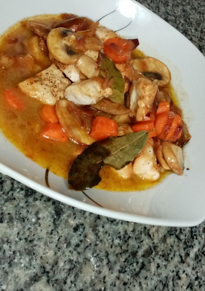 Una foto de Pollo con champiñones y zanahoria