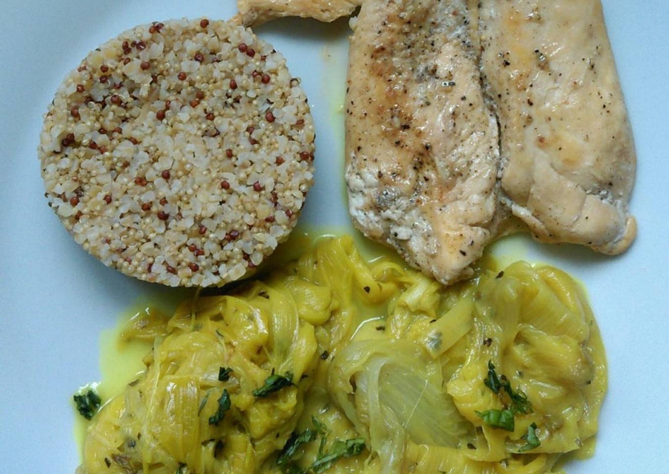 Pechuga con mezcla de bulgur con quinoa y endivias y puerros salteados en leche de coco y curry