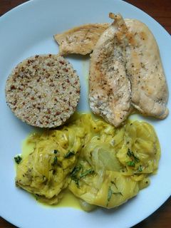 Una foto de Pechuga con mezcla de bulgur con quinoa y endivias y puerros salteados en leche de coco y curry