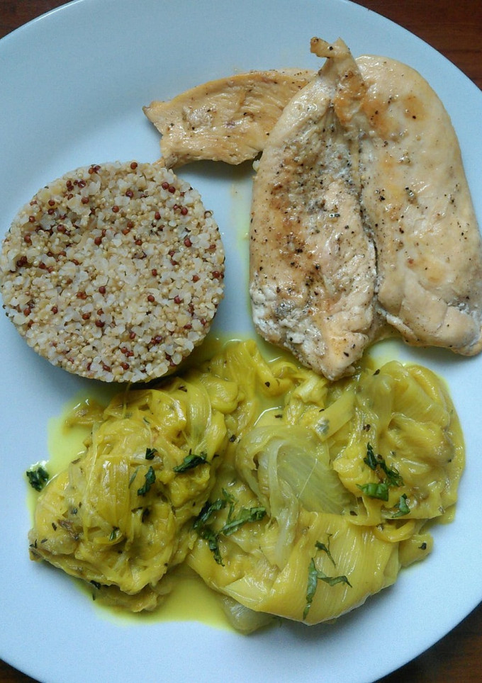 Una foto de Pechuga con mezcla de bulgur con quinoa y endivias y puerros salteados en leche de coco y curry