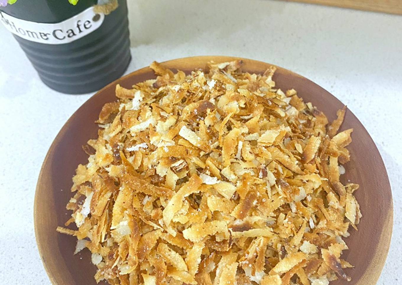 Crunchy coconut flakes