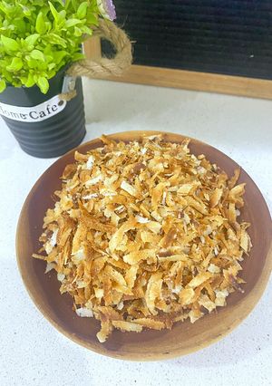 A picture of Crunchy coconut flakes.