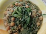 Una foto di zuppa di legumi e cereali