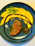 Foie gras crudo a la plancha con mango y reducción de vinagre balsámico