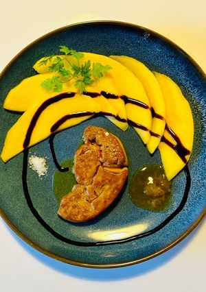 Una foto de Foie gras crudo a la plancha con mango y reducción de vinagre balsámico
