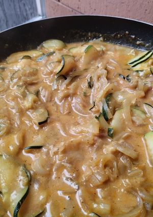 Una foto de Calabacines🥘🧀guisados🍅con crema y queso🥘🧀🥛