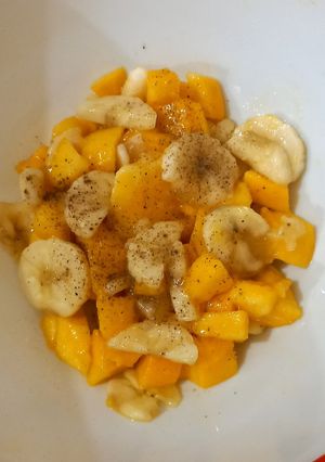 A picture of Mango and banana chat🥭🍌🥭🍌.