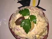 Una foto de tomates rellenos con huevo