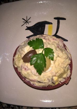 Una foto de Tomates rellenos con atún, papas, aceitunas negras y verdes, huevos y Mayoliva