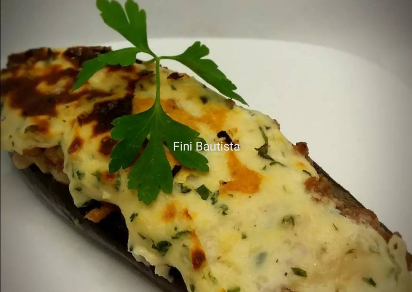 Berenjena rellena de carne de cerdo al vino tinto