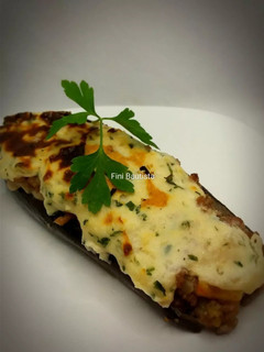 Una foto de Berenjena rellena de carne de cerdo al vino tinto
