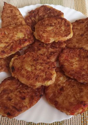 Фото Кабачковые оладьи с помидором и морковкой.