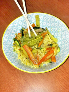Una foto de Noddles de legumbre con verduras al curry