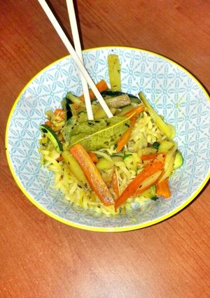Una foto de Noddles de legumbre con verduras al curry