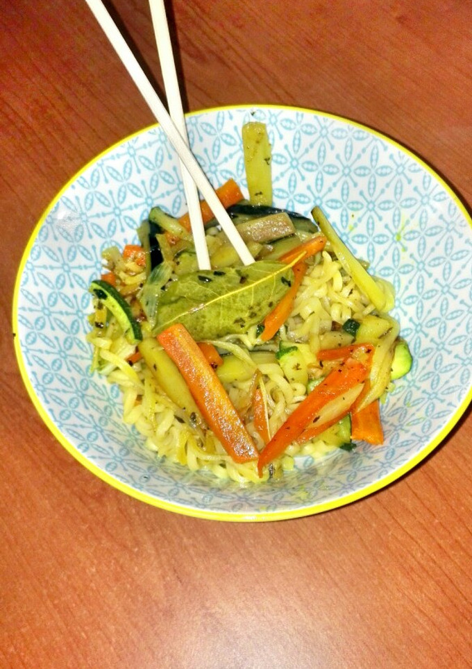 Una foto de Noddles de legumbre con verduras al curry