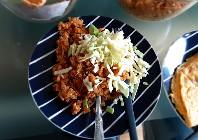 Javanese stir-fried rice (nasi goreng jawa pedas manis)