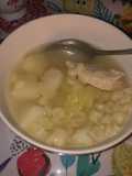 Sopa de pollo con fideos
