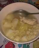 Sopa de pollo con fideos