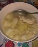 Sopa de pollo con fideos