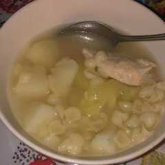 Una foto de Sopa de pollo con fideos