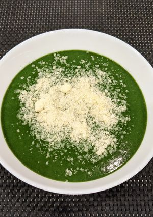 Una foto de Sopa crema de espinaca 🥬🌱