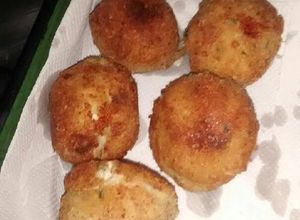 Una foto de Bombitas de papa con jamón y queso