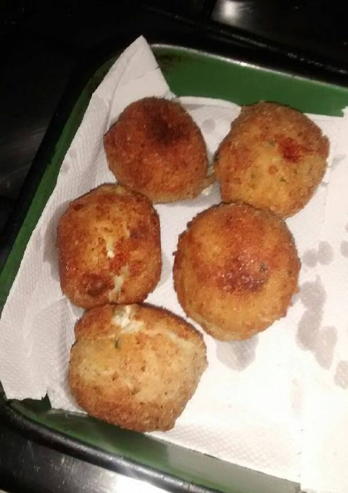 Una foto de Bombitas de papa con jamón y queso