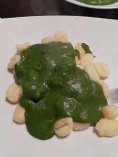 Una foto de Ñoquis con salsa blanca de espinaca🍝